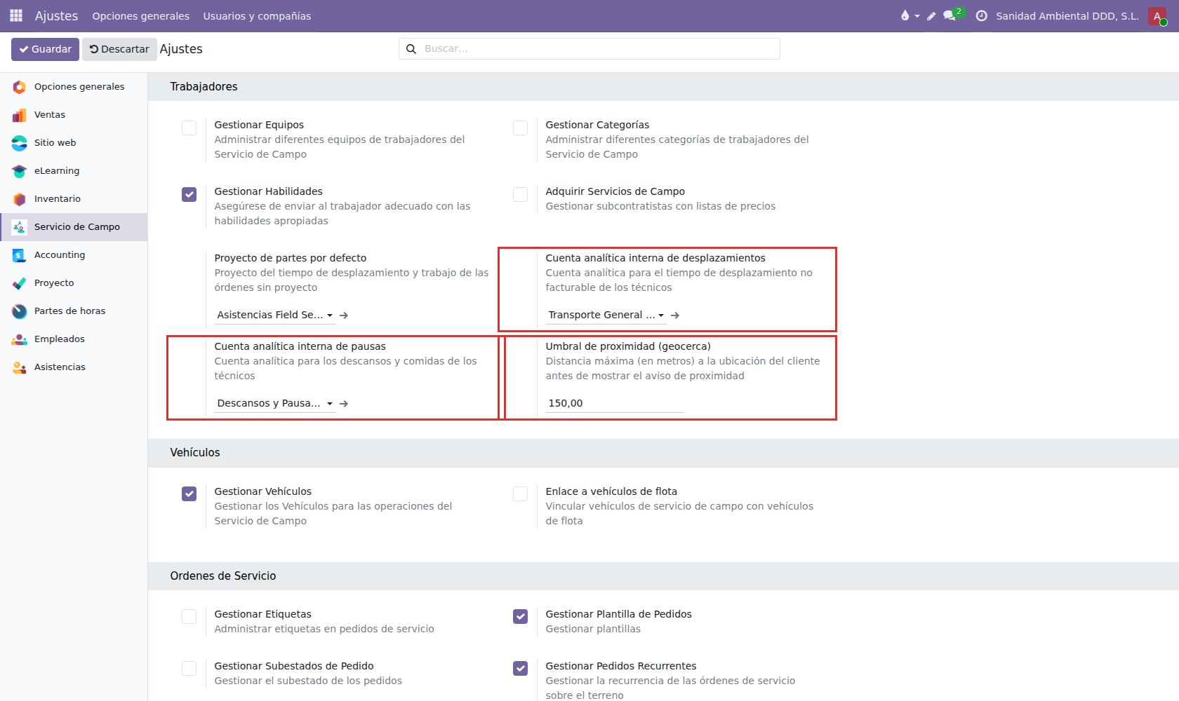 Configuración en Ajustes de Servicio de Campo: cuentas analíticas de transporte/pausas y umbral de proximidad GPS.